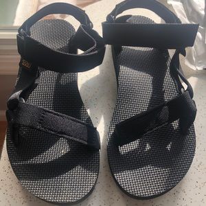 Nearly New Teva Universal Women’s Sandals, size 6